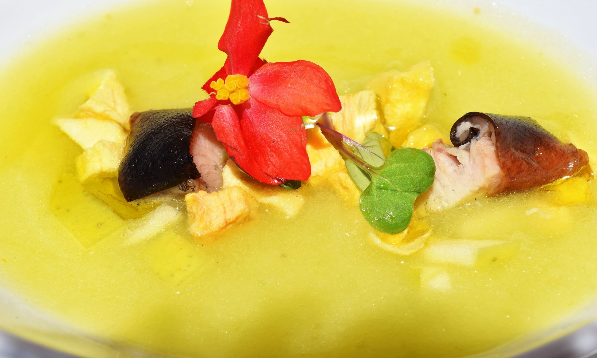 cocina marinera ha sido el eje conductor del menú de las presentes jornadas. Un menú que ha hecho las delicias de los amantes del buen comer. Los socios y público en general que se ha acercado esta semana al restaurante ha podido degustar mariscos, arroces, calderos y las mejores carnes; todo ello regado con una selección de vinos muy cuidada. Nuestro presidente Don Miguel Baena hizo de anfitrión durante la celebración de esta cita culinaria marcada ya en el calendario de la sociedad alicantina. La jornada de ayer sábado puso el broche final a esta convocatoria para los amantes de la cocina con una comida dedicada al mundo del Remo. Peor el plato fuerte de ayer fue la Cena del Capitán y Contramaestre del sábado noche; una cena con un menú especialmente elegido para poner un buen punto y final a unas jornadas gastronómicas consolidadas en el calendario culinario alicantino