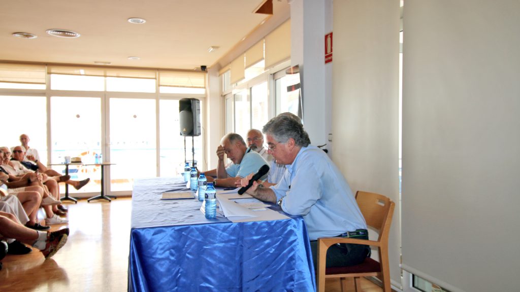 Arranca el proceso electoral con el 31 de agosto como fecha límite para celebrar las elecciones a la Junta Directiva del CNC El sábado 30 de junio el Club Náutico Campello celebraba a las 12:00 h, en el Salón Social, la Asamblea Extraordinaria con el objetivo de aprobar el calendario electoral a la Presidencia del CNC. La asamblea arrancaba con la lectura de los puntos del día y el sorteo, entre los asistentes, de los cargos para la Junta Electoral, Mesa Electoral y Junta Gestora. Tras la aprobación del calendario y cargos electorales daba comienzo el proceso electoral con la convocatoria de las elecciones a la Presidencia del CN Campello. Con el inicio del proceso electoral, la actual Junta Directiva del CNC, presidida por D. Miguel Baena, quedaba en funciones. Una Junta Directiva que tomaba posesión del gobierno de la entidad deportiva el 23 de junio de 2014. Los siguientes pasos a dar tras la aprobación del calendario electoral son la publicación del censo electoral y la posterior presentación de candidatos. Una vez aprobadas las candidaturas presentadas por parte de la Junta Gestora, ésta hará públicas las listas definitivas. Una vez aprobadas las propuestas que deseen presentarse arrancará la campaña electoral, del 9 hasta el 30 de agosto. Por consiguiente, el 31 de agosto es el día elegido para llamar a los socios del CNC a las urnas. En caso de que existiera una única candidatura que reuniera todos los requisitos exigidos, sus componentes serán proclamados como miembros de la nueva Junta Directiva. El Presidente del CNC se mostraba ilusionado en renovar la confianza de los socios cuatro años más y animaba a la masa social de la entidad deportiva a participar en el proceso electoral. Se cierra así una legislatura de gobierno en la que la máxima prioridad de la Junta Directiva saliente ha sido la estabilidad financiera del Club y el saneamiento de las cuentas sociales. La nueva Junta Directiva que salga de las elecciones tendrá como principal reto la renovación de la concesión administrativa de las instalaciones portuarias junto al mantenimiento y fidelización de la base social del CNC.